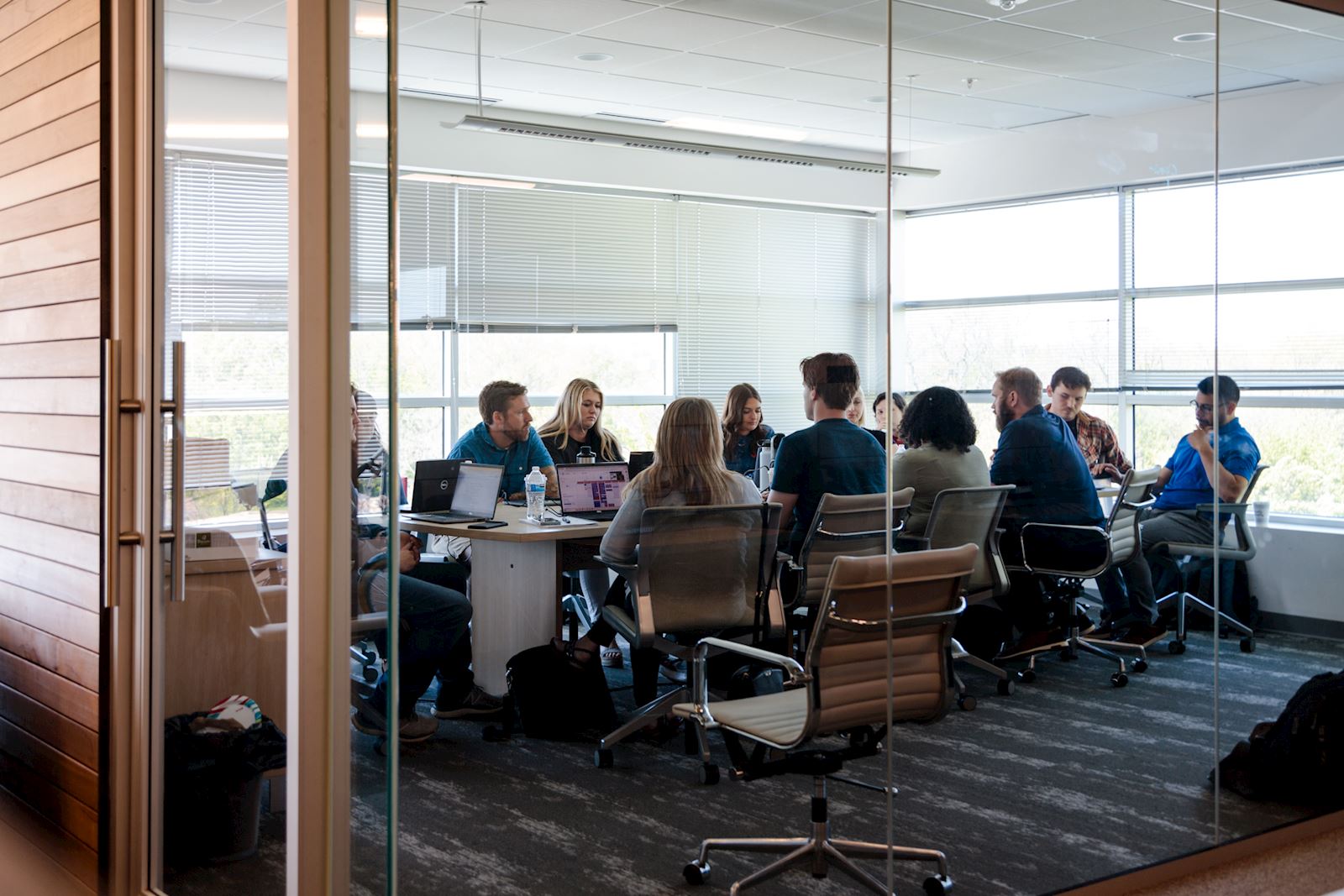 developer_working_in_office