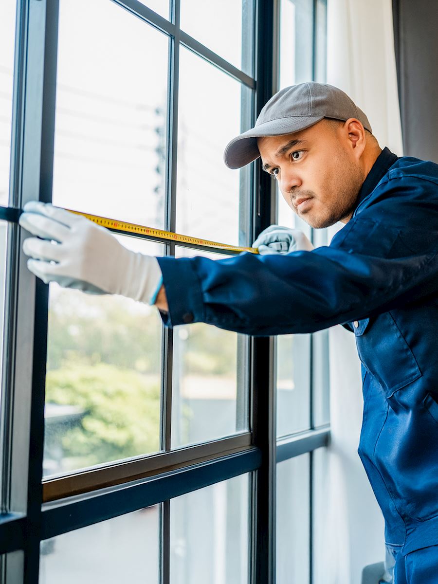 husband and wife at a computer